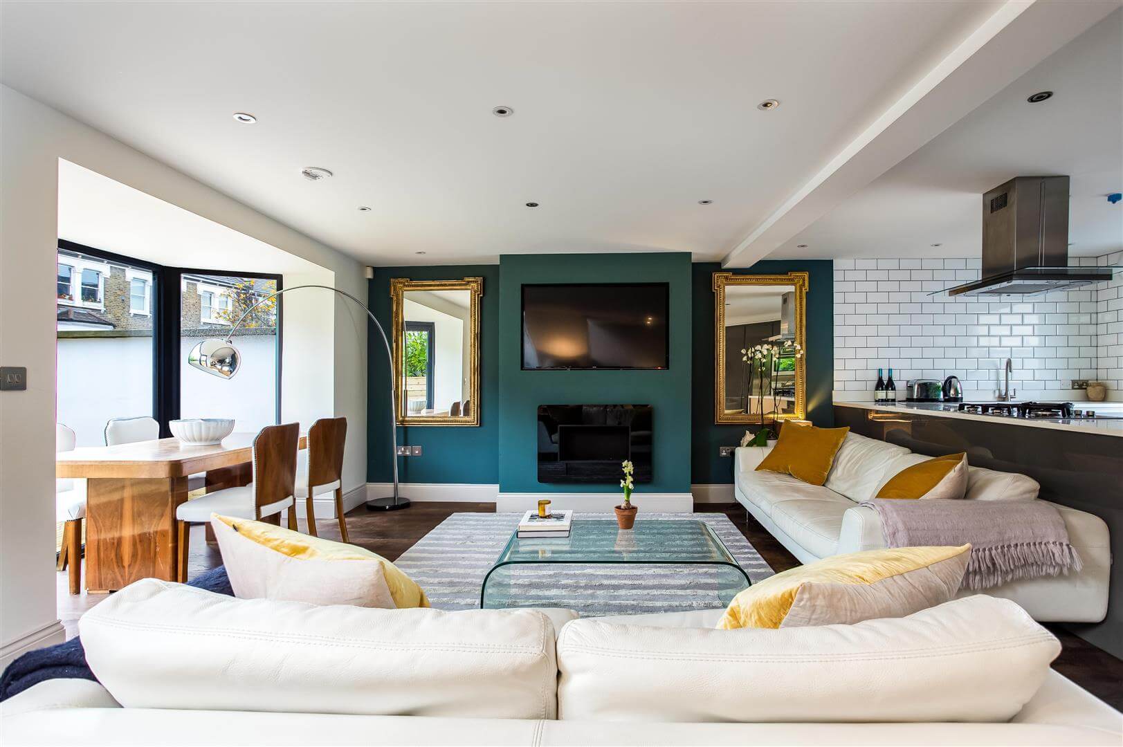Modern & Spacious Kitchen / Dining Room and Lounge